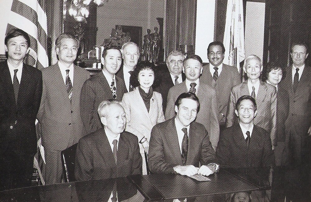web1、1982年汪潔總經(jīng)理在美國新澤西州拜訪州長凱恩先生及加州州務(wù)卿徐敏小姐.jpg