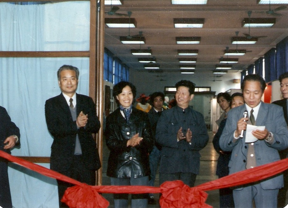 web5、 1987年2月工藝美術(shù)學(xué)校第一屆畢業(yè)典禮。省二輕總經(jīng)理葉榮寶、浙江美院院長肖峰與我司總經(jīng)理汪潔參加剪彩典禮.jpg