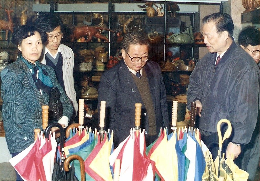 web8、1991年輕工部副部長于珍同志來我司祝賀，在省二輕工業(yè)總公司總經(jīng)理葉榮寶陪同下參觀我司樣品陳列室，鼓勵(lì)我們繼續(xù)發(fā)揚(yáng)工貿(mào)結(jié)合的優(yōu)勢.jpg
