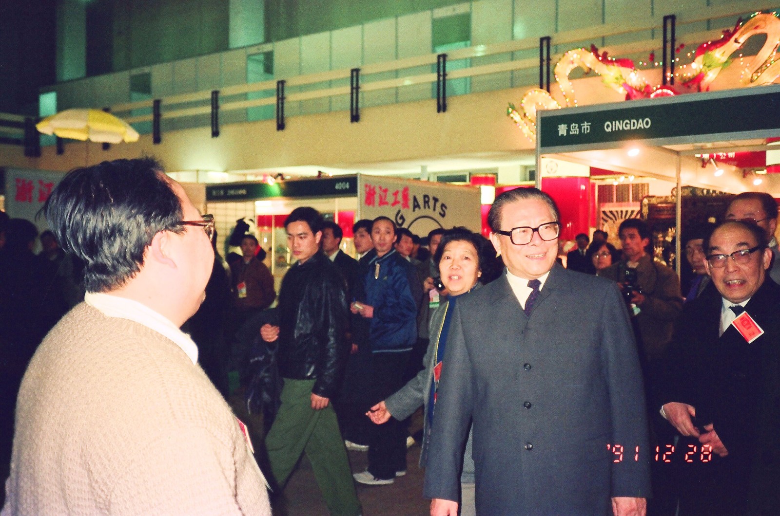 web9、1991年12月中國國際展覽中心舉行全國外貿(mào)出口商品生產(chǎn)地成果展覽會(huì)，中共中央總書記江澤民同志參觀我司展臺(tái).jpg